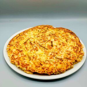 Tortilla de patatas con bacalao y ajos frescos