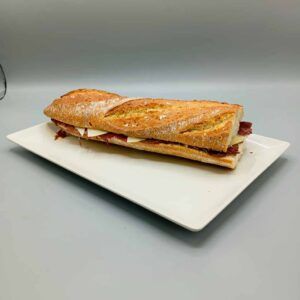 Bocadillo de cecina de León con queso de oveja y aceite de oliva virgen extra