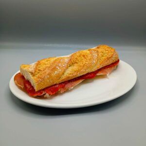 Bocadillo jamón serrano y piquillos - Kaioba Tortillas