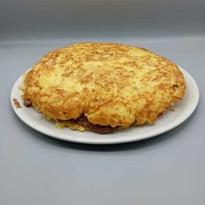 Tortilla de patatas con morcilla y pimientos rojos