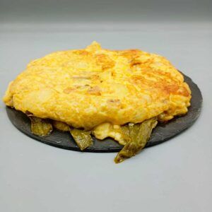Tortilla de patatas con bacalao y pimiento verde