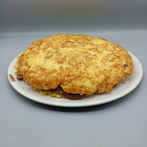 tortilla de patata rellena de carrilleras de cerdo