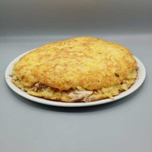 Tortilla rellena de pollo asado desmigado