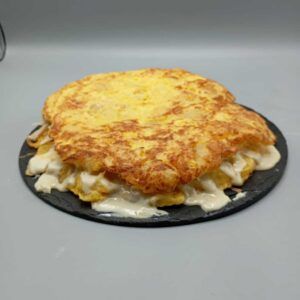 Tortilla de patatas con gulas y champiñones