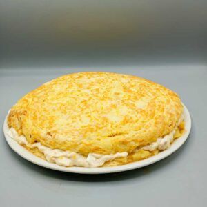 Tortilla rellena de ensaladilla rusa