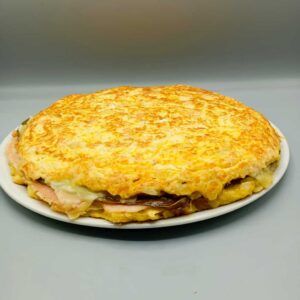 Tortilla de patatas con bacón y pimientos verdes