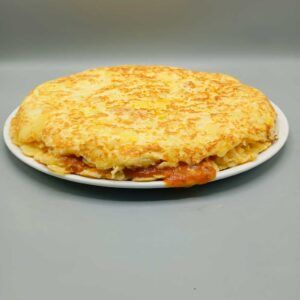 Tortilla de patatas con salsa boloñesa
