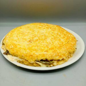 Tortilla rellena de queso brie y pimientos verdes