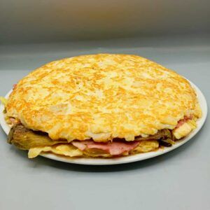 Tortilla de patatas con cabeza de jabalí y pimientos verdes