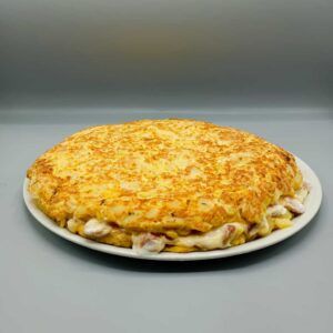 Tortilla rellena de salchichas Frankfurt con alioli