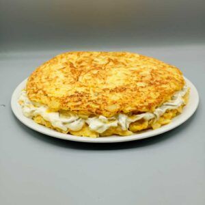 Tortilla de patatas con gulas y alioli