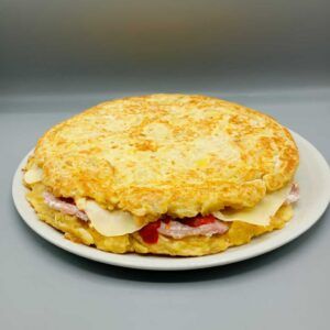Tortilla rellena de lomo con queso y pimientos