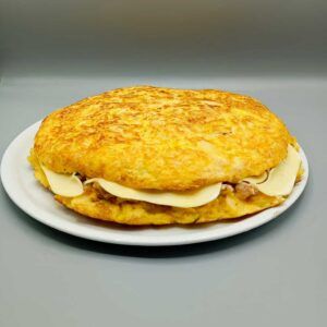 Tortilla de patatas con panceta y queso