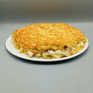 Tortilla rellena de pechuga de pollo con mayonesa
